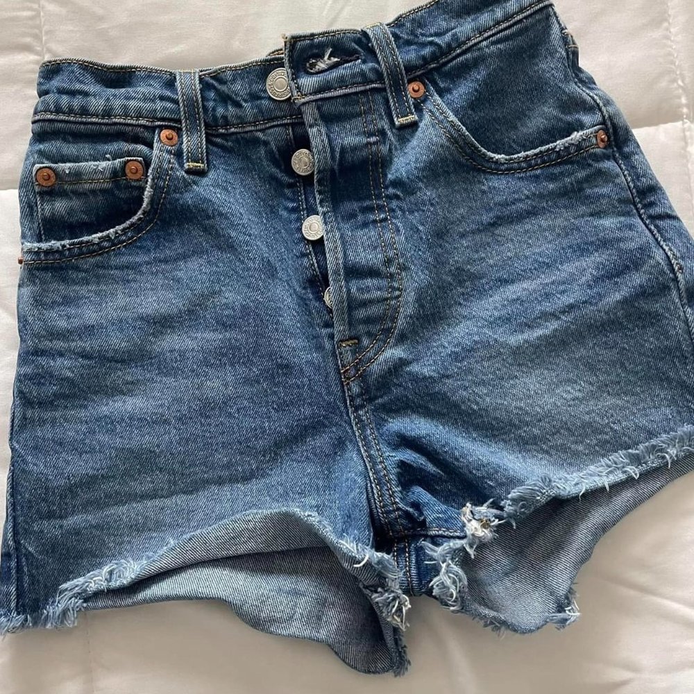 LEVI'S DARK WASH RIBCAGE WOMEN'S DENIM SHORTS